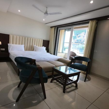Hotel The Bellevue Indore Exterior photo